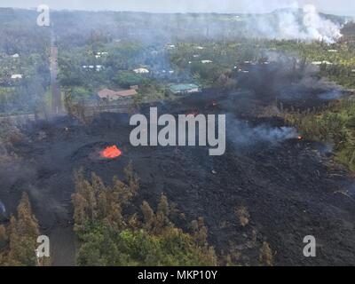 Ein Pyroklastischer Lavastrom aus dem Kilauea Vulkanausbruch in Richtung auf eine Unterteilung entlang Hookapu Straße Mai 5, 2018 in Leilani Estates, Hawaii. Die letzte Eruption weiter zerstören Häuser, zwangen Evakuierungen und spucken Lava und Giftgas auf der grossen Insel von Hawaii. Stockfoto