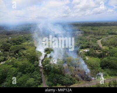 Eine vulkanische Spalte aus der Kilauea Vulkanausbruch releases Giftgase und Lava, wie es in Richtung auf eine Unterteilung in der Nähe von Leilani Straße Mai 4, 2018 in Leilani Estates, Hawaii. Die letzte Eruption weiter zerstören Häuser, zwangen Evakuierungen und spucken Lava und Giftgas auf der grossen Insel von Hawaii. Stockfoto