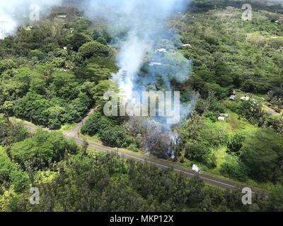 Eine vulkanische Spalte aus der Kilauea Vulkanausbruch releases Giftgase und Lava, wie es in Richtung auf eine Unterteilung in der Nähe von Leilani Straße Mai 4, 2018 in Leilani Estates, Hawaii. Die letzte Eruption weiter zerstören Häuser, zwangen Evakuierungen und spucken Lava und Giftgas auf der grossen Insel von Hawaii. Stockfoto