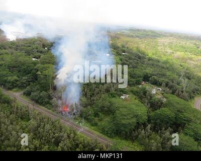 Eine vulkanische Spalte aus der Kilauea Vulkanausbruch releases Giftgase und Lava, wie es in Richtung auf eine Unterteilung in der Nähe von Leilani Straße Mai 4, 2018 in Leilani Estates, Hawaii. Die letzte Eruption weiter zerstören Häuser, zwangen Evakuierungen und spucken Lava und Giftgas auf der grossen Insel von Hawaii. Stockfoto