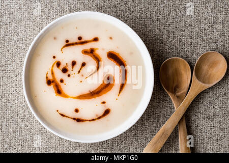 Dugun Corbasi türkische Suppe mit gebratenen Butter Soße. Traditionelle türkische Suppe Stockfoto