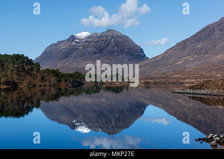 Schottische Highlands Loch Torridon Landschaft Clair und Liathach Spiegelungen im See Stockfoto