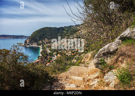 Eze sur Mer Dorf an der Küste von Nietzsche Fußweg auf Französische Riviera - Cote d'Azur, Alpes Maritimes, Frankreich Stockfoto