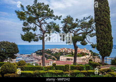 Monaco (Monaco-Ville, Altstadt) auf einer Landspitze in das Mittelmeer als von einem Hügel Park gesehen Stockfoto
