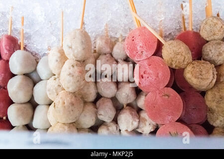 Fleisch Ball in Eis, Street Food. Geschlossen Stockfoto