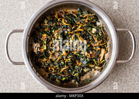 Gebratener Spinat mit Pan. Restaurant kochen Konzept. Stockfoto