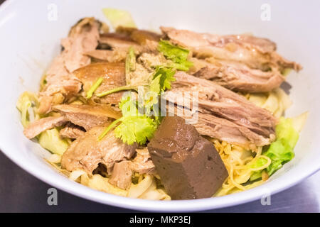 Huhn und Ente Nudeln auf Hintergrund. Geschlossen Stockfoto