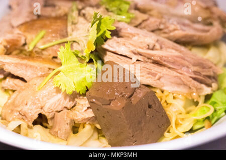 Huhn und Ente Nudeln auf Hintergrund. Geschlossen Stockfoto