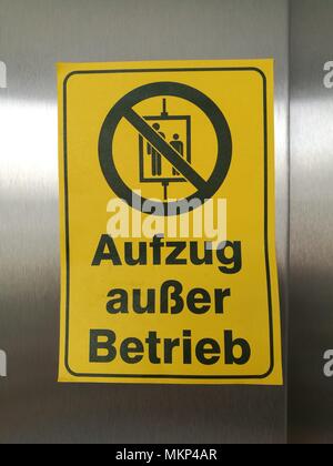 Gelbes Schild mit dem Hinweis Aufzug außer Betrieb Stockfoto