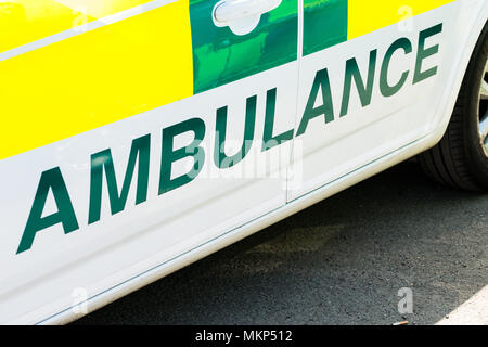 Erhöhte, abgewinkelte Ansicht des Ambulanzschildes an der Seite des Notfallfahrzeugs. Stockfoto