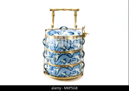 Vintage Tiffin mit Messing und chinesischem blau Muster Kunst auf weißem Hintergrund Stockfoto