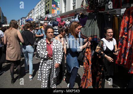 Lokalen Charakter tragen eines gemusterten Zoot suit auf der Portobello Road Market in Notting Hill, London, England, Vereinigtes Königreich. Menschen in sonniger Tag heraus hängen auf dem berühmten Markt am Sonntag, wenn die antiken Ständen säumen die Straße. Portobello Market ist die weltweit größte Antiquitätenmarkt mit über 1.000 Händler verkaufen jede Art von Antiquitäten und Sammlerstücke. Besucher aus aller Welt an einem von Londons beliebtesten Straßen zu gehen. Stockfoto