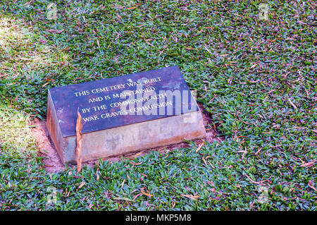 Ein Metall-Plakette am Eingang eines zweiten Weltkrieg Friedhof an Silpukhuri, Navagraha Straße, Guwahati, Indien. Der Soldatenfriedhof ist durch die Cwgc gepflegt. Stockfoto