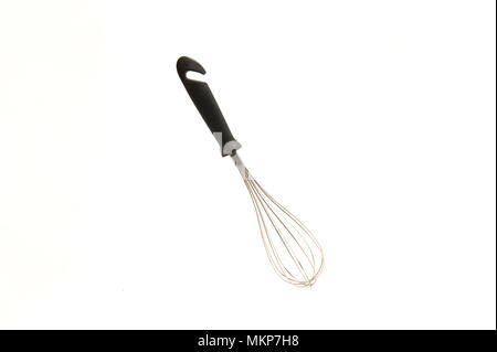 Edelstahl Schneebesen mit Kunststoff Handgriff schwarz auf weißem Hintergrund Stockfoto