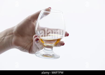 In der weiblichen Hand mit lackierten Nägeln Glas Alkohol Stockfoto