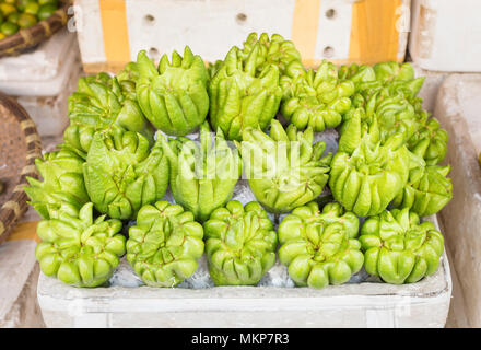 Fingered citrons, aka Buddhas Händen oder Buddha's Finger zum Verkauf in Hanoi, Vietnam Stockfoto