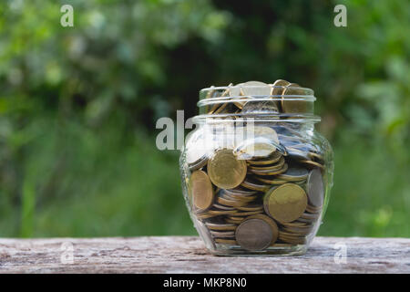 Geld sparen mit Geld Münze in Glas Glas für Finanz- und Rechnungswesen Finanz- und Rechnungswesen. Stockfoto