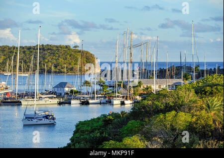 Antigua Inseln der Kleinen Antillen in der Karibik West Indies - Blick auf English Harbour home zu Nelsons Dockyard mit teuren Yachten vor Anker Stockfoto