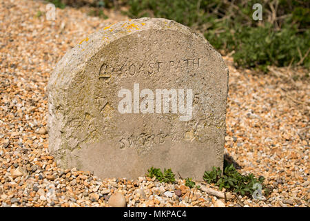 Ein Stein Entfernung Marker in der Nähe von West Bexington Fussweg hinter Chesil Beach in Dorset England UK weist auf eine Entfernung von 5 Meilen zu West Bay. Stockfoto