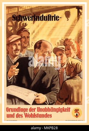 1952 Nachkriegszeit DDR DDR Deutsche Demokratische Republik Propaganda Werbung Plakat aus den 50er Jahren für die ersten fünf Jahre planen. Walter Ulbricht ist in der Mitte der Arbeitnehmer dargestellt. Seine Schwere Industrie liegt im Herzen des ersten Fünf-Jahres-Plan in Übereinstimmung mit der staatlichen Propaganda, aber unausweichlich die Konsumgüterindustrie vernachlässigt wird. "Schwerindustrie - die Basis für Unabhängigkeit und Wohlstand" in der DDR nach seiner Gründung im Jahre 1949, die Formen der politischen und wirtschaftlichen System der DDR rigoros geändert werden mit dem sowjetischen Modell zu gewähren. Stockfoto