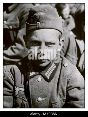 1945 WW2 Vintage Bild 13-jährige POW Aus der Hitler Jugend Gerät erfasst durch die US-Armee in Martinszell-Waltenhofen, Mai 1945. Jugend Truppen mit Jungen im Alter von 12 wurden weitgehend in der Schlacht um Berlin als Kanonenfutter ein paar Stunden auf NS-Verbrecher fleißig die Flucht in die Schweiz, Argentinien, Chile und Uruguay kaufen verwendet. Die Jungen starben in den letzten Tagen und Stunden des Krieges als gehorsame, loyale Untertanen, wenn das Schicksal des NS-Staates wurde versiegelt, Stockfoto