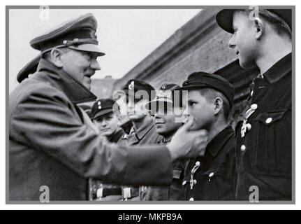 ADOLF HITLER 1945 Vintage German WW2 Propaganda Bild. Ns-Führer Adolf Hitler wahrscheinlich machen seinen letzten öffentlichen Auftritt außerhalb seiner Berliner Bunker, Konferenz und die Vergabe von Medaillen für loyale Hitler Jugend Mitglieder. Jungen verwendet als Kanonenfutter gegen überwältigende Russischen umzingelung April 1945 WW2 Stockfoto