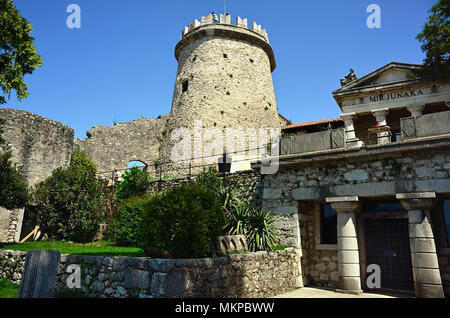 Rijeka, Kroatien. Trsat Burg. Es wird vermutet, dass das Schloss genau an der Stelle eines antiken Illyrischen und Römische Festung liegt. Der Turm und das Mausoleum. Stockfoto