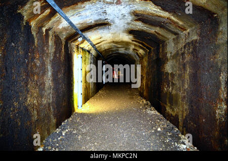 Rijeka, Kroatien. Der Tunnel durchquert die Stadt, von der Italienischen Armee in den 40er Jahren gebaut. Der Tunnel war ein Luftschutzbunker im Zweiten Weltkrieg. Es ist auch Gastgeber der Männer der UNPA - UNIONE NAZIONALE Protezione Antiaerea. UNPA Freiwilligen gerettet Zivilisten während des Zweiten Weltkriegs unter Schutt begraben. Stockfoto