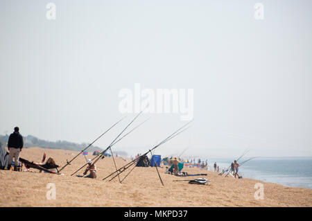 Angler durch ein hitzeflimmern am Chesil Beach an der West Bexington Dorset England UK am 7. Mai Feiertag 2018. Viele Arten von Fischen kann aus Ch gefangen werden Stockfoto