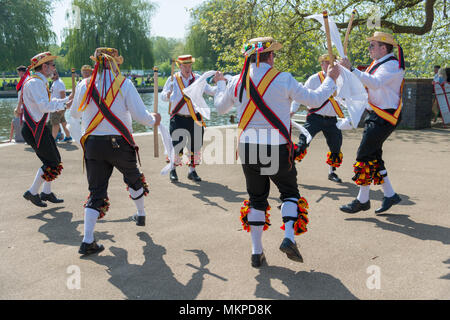 Stratford-upon-Avon, Warwickshire, England Großbritannien 7. Mai 2018 Shakespeare Morris Men tanzen vor der RSC in Bancroft Gärten Stockfoto