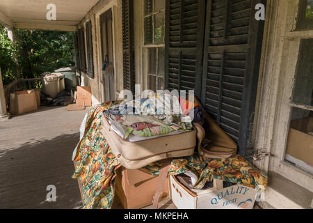 Ein verlassenes Haus mit Stapel von weggeworfenen persönliche Gegenstände, die in den Kästen auf der Veranda in ländlichen Warren County New Jersey USA Stockfoto