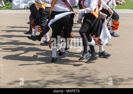 Stratford-upon-Avon, Warwickshire, England Großbritannien 7. Mai 2018 Shakespeare Morris Men tanzen vor der RSC in Bancroft Gärten Stockfoto