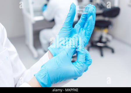 Fruchtbarkeit lab mit Techniker halten Werkzeuge für die Befruchtung der Eier Stockfoto