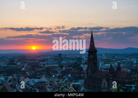 Deutschland, Rot Sonnenuntergang hinter Vogesen über die Stadt Freiburg im Breisgau Stockfoto