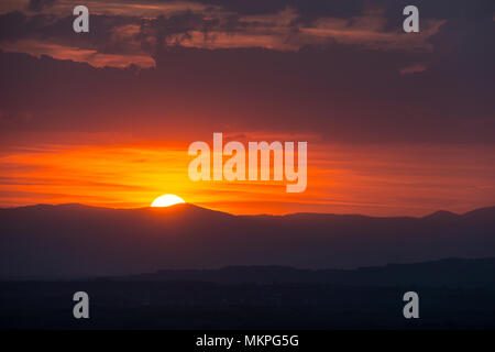 Deutschland, spektakulären roten Sonnenuntergang hinter der Stadt Freiburg im Breisgau und Vogesen Stockfoto