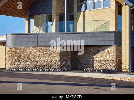 Golf Trolleys in einer Zeile außerhalb Links House bei Carnoustie Golf Links gestapelt, in Carnoustie, Angus, Schottland. Stockfoto