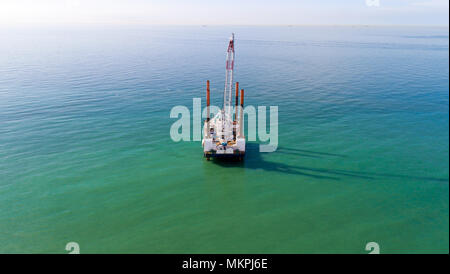 Luftbild einer Offshore Plattform im Ärmelkanal, die sich in Sangatte befinden, Küste, Frankreich Stockfoto