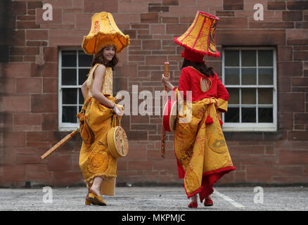 Studenten Kate Campbell (links) und Liberty Bramall tragen Kostüme von Liberty Bramall in der Vorschau des jährlichen Performance Kostüm zeigen von Mustern entworfen von Edinburgh College Studenten der Kunstgeschichte. Stockfoto