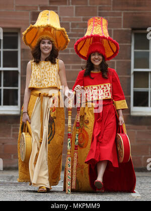 Studenten Kate Campbell (links) und Liberty Bramall tragen Kostüme von Liberty Bramall in der Vorschau des jährlichen Performance Kostüm zeigen von Mustern entworfen von Edinburgh College Studenten der Kunstgeschichte. Stockfoto