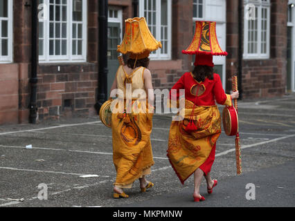 Studenten Kate Campbell (links) und Liberty Bramall tragen Kostüme von Liberty Bramall in der Vorschau des jährlichen Performance Kostüm zeigen von Mustern entworfen von Edinburgh College Studenten der Kunstgeschichte. Stockfoto