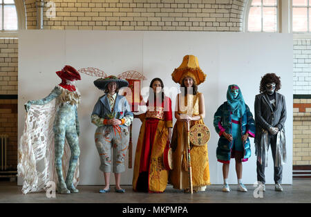 Studenten (von links nach rechts) Emma Rawnsley, Flora Zajicek, Freiheit Bramall, Kate Campbell, Amisha Abeyawardene und Molly Simmons tragen Kostüme während der Vorschau des jährlichen Performance Kostüm zeigen von Mustern von Edinburgh College Studenten der Kunstgeschichte. Stockfoto