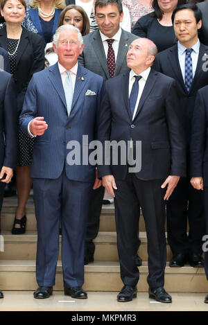 Der Prinz von Wales mit der französische Innenminister Gerard Collomb während seiner Tour von Interpol in Lyon, Frankreich im Rahmen seines Besuchs in diesem Land. Stockfoto