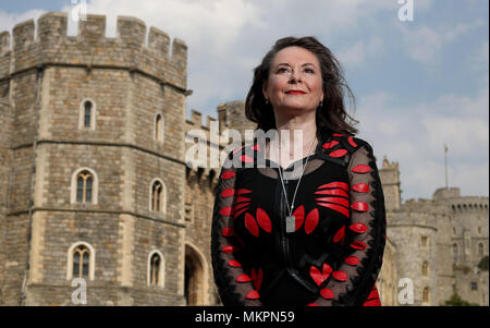 Sängerin und Komponistin Olga Thomas steht vor Windsor Castle, wie sie Releases 'Royal Hollywood Love Song', einem einzigen Prinz Harry und Meghan Markle Hochzeit zu feiern. Der Erlös wird Wasserbecher Trauerfall Pflege und die Royal Navy und Royal Marines Nächstenliebe. Stockfoto