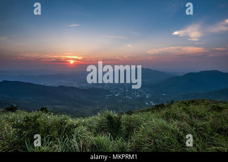 Montains Sonnenuntergang am Hong Kong Stockfoto