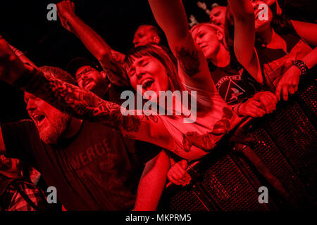 Niederlande, Tilburg - 20. April 2018. Konzertbesucher und Musikliebhaber an einem der vielen Live Konzerte während der niederländischen Musik Metal Festival Roadburn Festival 2018 in Tilburg. (Foto: Gonzales Foto - Peter Troest). Stockfoto