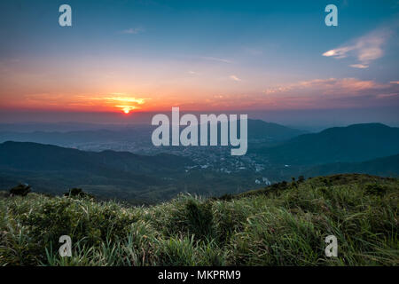 Montains Sonnenuntergang am Hong Kong Stockfoto