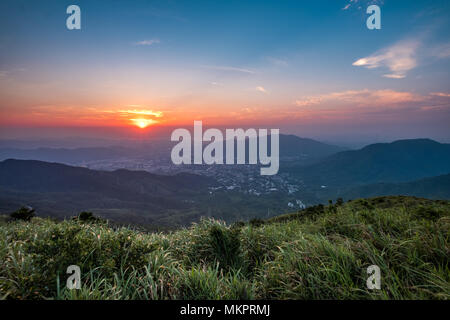 Montains Sonnenuntergang am Hong Kong Stockfoto