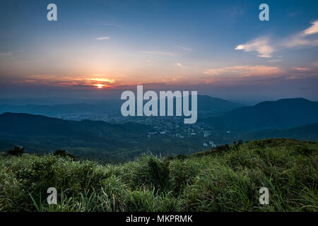 Montains Sonnenuntergang am Hong Kong Stockfoto