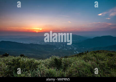 Montains Sonnenuntergang am Hong Kong Stockfoto