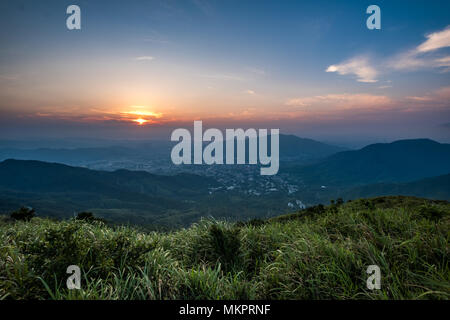 Montains Sonnenuntergang am Hong Kong Stockfoto